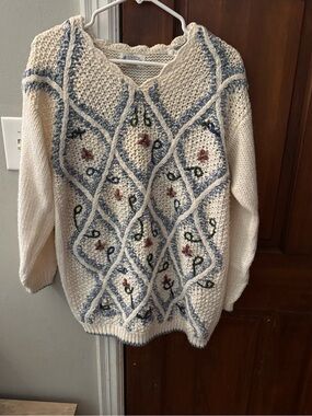 VTG Cozy Cream Knit Sweater with Blue Trim and Floral Embroidery